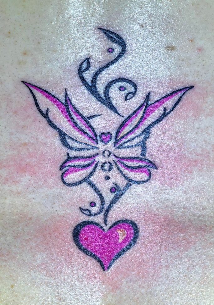 Buntes Schmetterling-Tattoo mit Herz und geschwungenen Linien, in Pink und Schwarz.