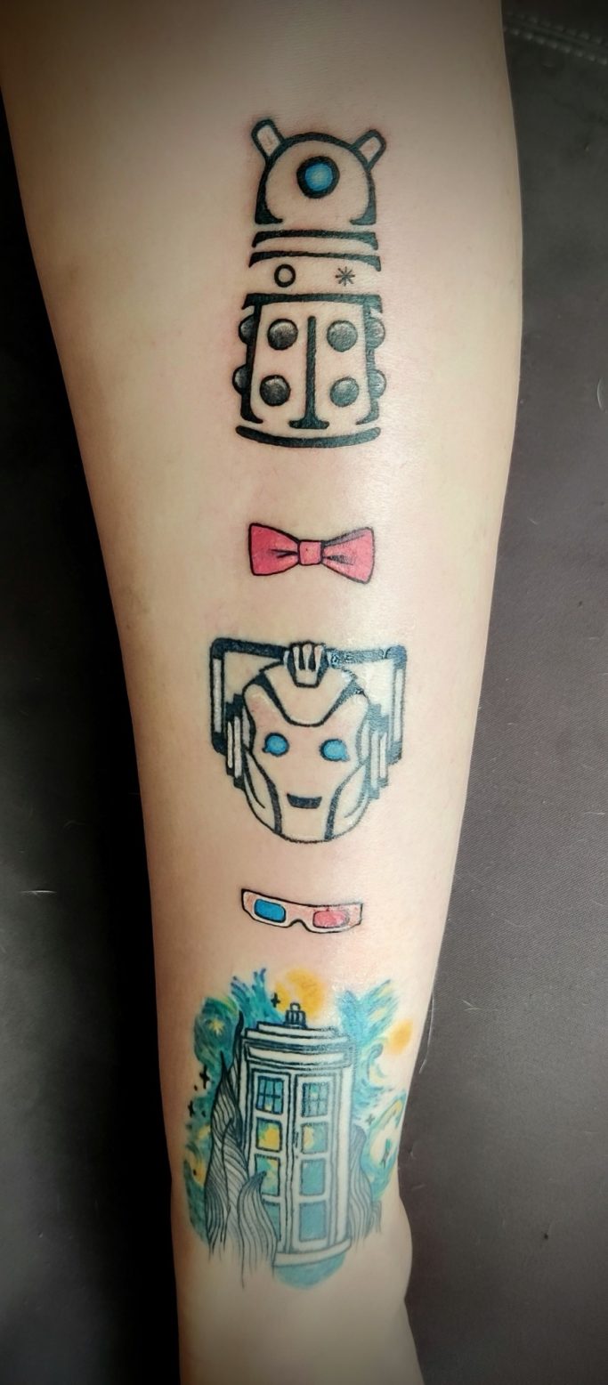 Tattoo am Schienbein mit verschiedenen Dr. Who-Charakteren
