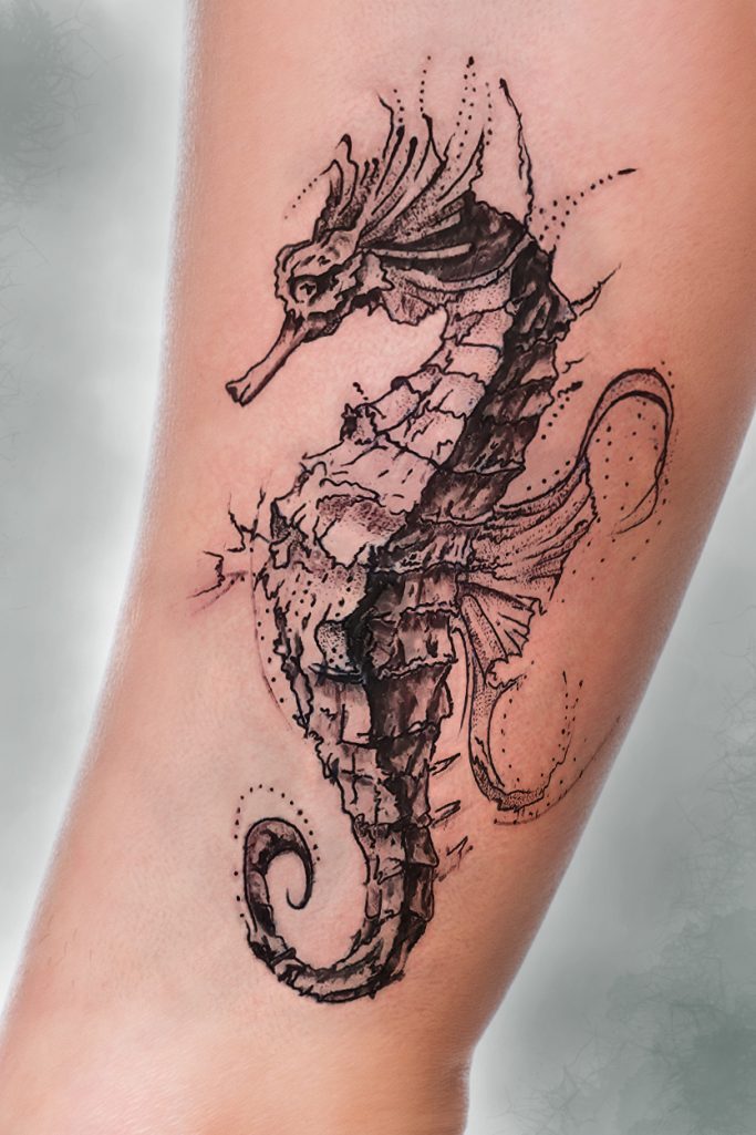 Ein detailliertes Tattoo eines Seepferdchens auf dem Unterarm.